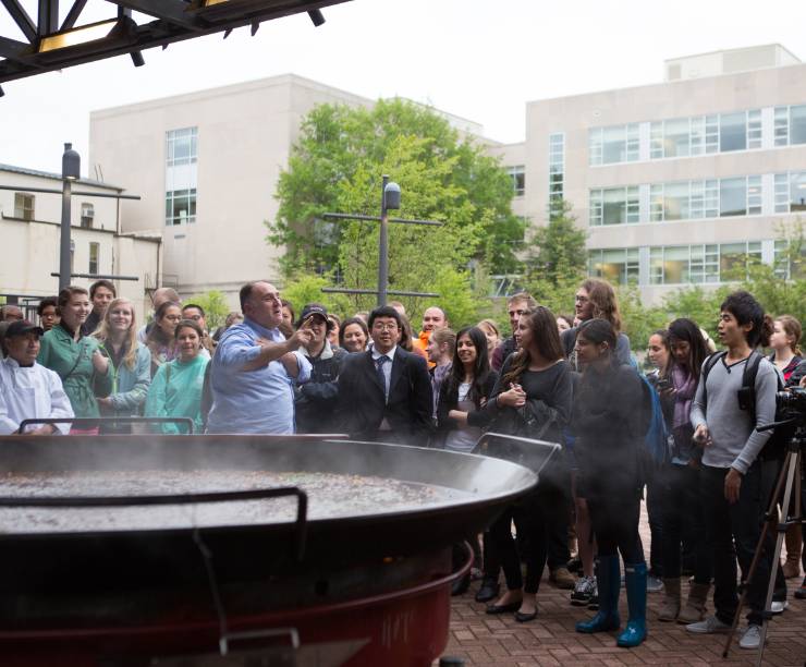 Chef Jos? Andr?s speaking to a group of students during his paella demonstration.