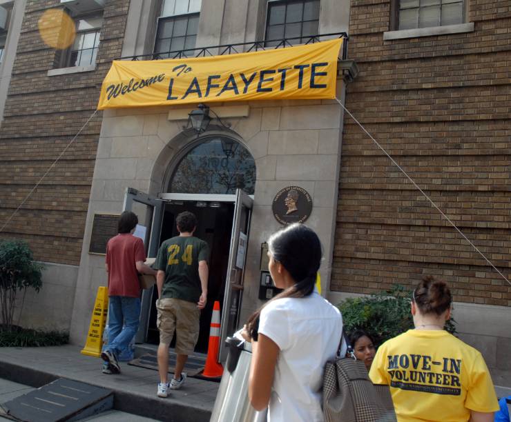 Students move into Lafayette Hall.