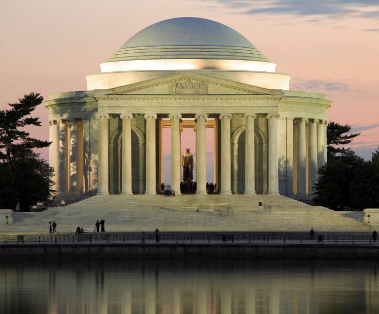 Jefferson memorial at sunset with the tidal basin in the foreground.
