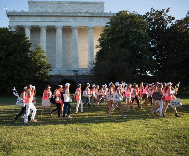 Students in a sorority walk together past the Lincoln Monument.
