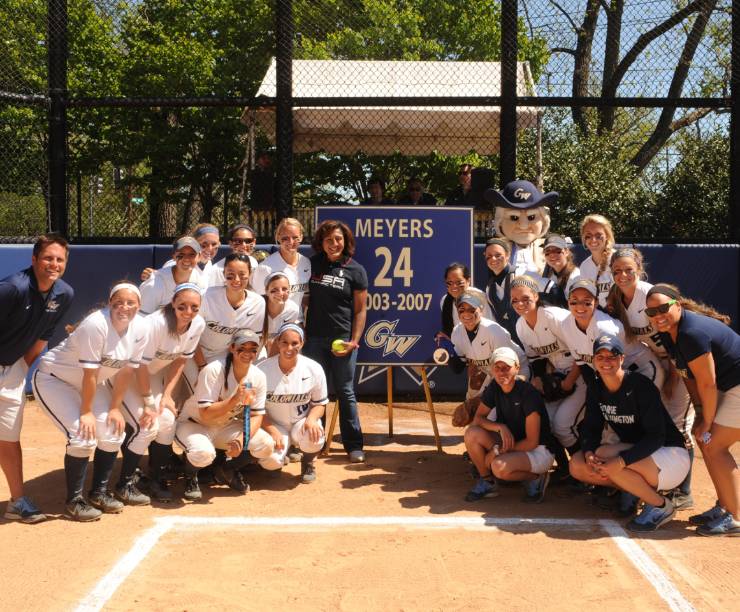 Elana Meyers poses with the GW Softball team and mascot George.