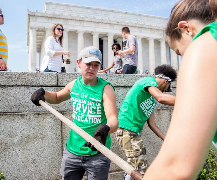 Students wearing Freshman Day of Service shirts raked landscaping and put down fresh mulch near the Lincoln Memorial for Day of Service.